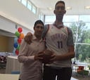 Kanter, un 'hobbit' al lado del hombre más alto del mundo
