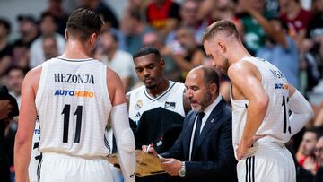 Chus Mateo da instrucciones a sus jugadores en un tiempo muerto de las semifinales de la Supercopa.