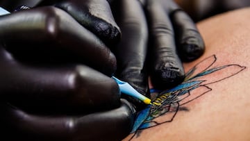 Se tatuaron todo el cuerpo inconscientes y anestesiados; el resultado es impresionante