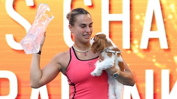 Aryna Sabalenka posa con el trofeo Butch Buchholz y con su perro en Miami.