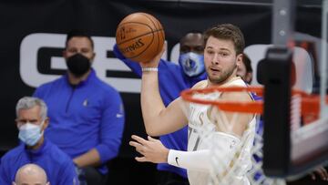 CHARLOTTE, NORTH CAROLINA - JANUARY 13: Luka Doncic #77 of the Dallas Mavericks saves the ball from out of bounds during the first quarter of their game against the Charlotte Hornets at Spectrum Center on January 13, 2021 in Charlotte, North Carolina. NOTE TO USER: User expressly acknowledges and agrees that, by downloading and or using this photograph, User is consenting to the terms and conditions of the Getty Images License Agreement. Jared C. Tilton/Getty Images/AFP
== FOR NEWSPAPERS, INTERNET, TELCOS & TELEVISION USE ONLY ==