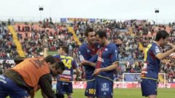 <b>TERCERA SEGUIDA. </b>Felipe Caicedo sostiene a la avalancha de compañeros que se arrojaron sobre él para celebrar el gol de la victoria.