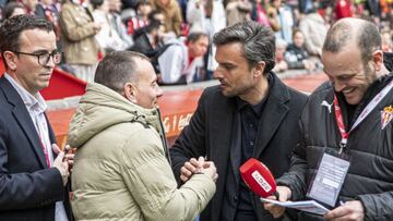 26-03-25. RUBÉN ALBÉS SALUDA A SU SUCESOR EN EL ALBACETE, ALBERTO GONZÁLEZ, EN EL PARTIDO DEL PASADO DOMINGO EN EL MOLINÓN.