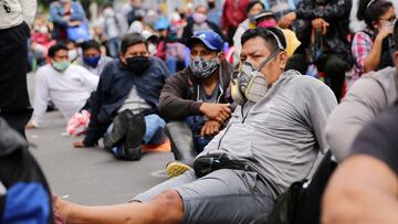 People queue outside a bank to collect government aid bonuses, in the Amazon city of Iquitos, in the Peruvian Loreto region, on June 15, 2020, amid the COVID-19 coronavirus pandemic. - Peru&#039;s GDP registered a historical fall of 40.49% year-on-year in April due to the semi-paralysis of its economy caused by the drastic confinement imposed by the coronavirus pandemic, the government reported on Monday. (Photo by Cesar Von BANCELS / AFP)