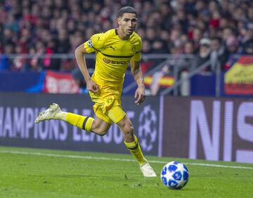 El defensa hispano marroqu¨ª disput¨® todo el partido en la victoria por 2-0 del Borussia Dortmund ante el Friburgo. Cuaj¨® una buena actuaci¨®n ocupando el lateral izquierdo y fue uno de los mejores de su equipo.