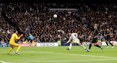 2-1. Centro maravilloso de David Alaba desde la frontal del área al segundo palo, el balón llega medido a Jude Bellingham que, de un portentoso salto, remata para batir por alto a Alex Meret.