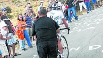 <b>CLAVE. </b>El coche neutro no pudo ayudar a Evans y cambió de bici.