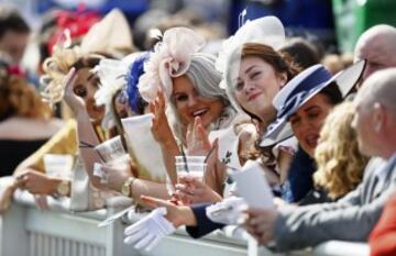 Grand National: Ladies' Day elegance from Aintree