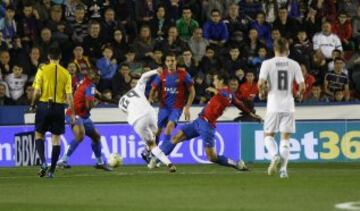 Mariño empujó el primer gol de Borja Mayoral con el Real Madrid