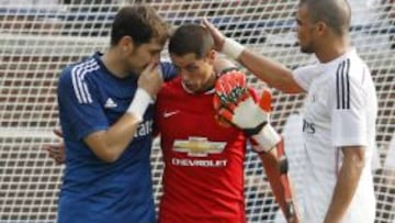 Chicharito, con Casillas y Pepe en el United-Real Madrid de pretemporada.