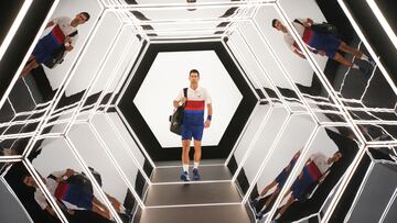 Novak Djokovic entra a la pista antes de su partido ante Marton Fucsovics en el Masters 1.000 de Par&iacute;s.