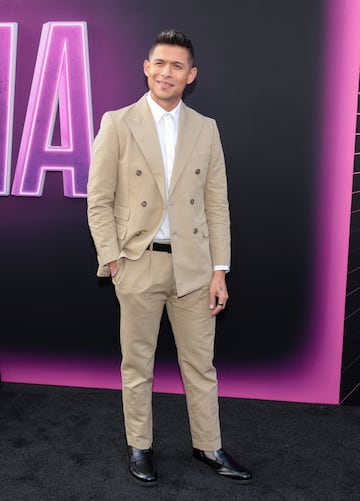 David Castaneda posa en la alfombra roja del estreno de la película "Ballerina" en Los Ángeles, California.