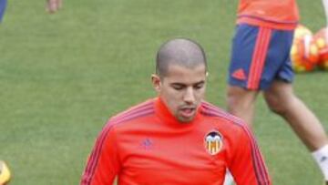 TIRA Y AFLOJA. Sofiane Feghouli acaba su vinculación con el Valencia en junio.