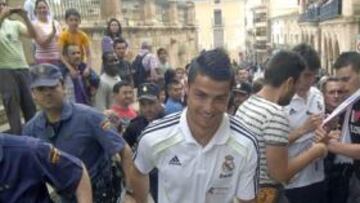 <b>GRAN RECIBIMIENTO. </b>Cristiano paseó por las calles de Lorca escoltado por la Policía porque todos querían su firma. Por detras, se ve a Kaká firmando una bufanda.