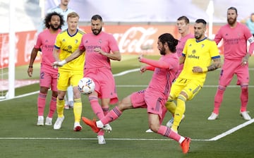 Isco y Benzema intentan controlar el balón. 

