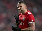 Asaltan a Otamendi en su casa con un cinturón al cuello