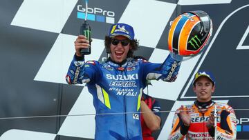 Northampton (United Kingdom), 25/08/2019.- Spanish MotoGP rider Alex Rins of the Suzuki Ecstar Team celebrates victory on the podium during the MotoGP race of the 2019 Motorcycling Grand Prix of Britain at the Silverstone race track, Northampton, Britain,