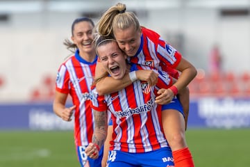 Rosa Otermn y Andrea Medina celebran el gol de la primera a la Real Sociedad