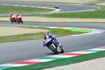 Jorge Lorenzo perseguido por Dani Pedrosa y Marc Márquez.