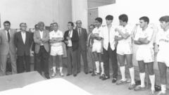 Lorenzo Sanz llegó al club blanco en 1985 y formó parte de la directiva de Ramón Mendoza como vocal y posteriormente como vicepresidente. En la fotografía se puede ver a ambos en una visita al Real Madrid Castilla. 