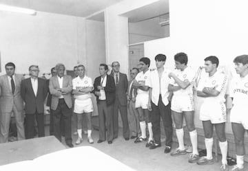 Lorenzo Sanz llegó al club blanco en 1985 y formó parte de la directiva de Ramón Mendoza como vocal y posteriormente como vicepresidente. En la fotografía se puede ver a ambos en una visita al Real Madrid Castilla. 