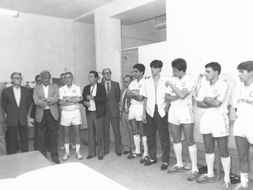 Lorenzo Sanz llegó al club blanco en 1985 y formó parte de la directiva de Ramón Mendoza como vocal y posteriormente como vicepresidente. En la fotografía se puede ver a ambos en una visita al Real Madrid Castilla. 