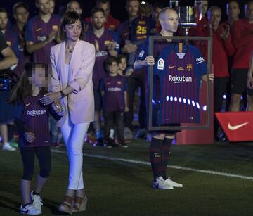 Andrés Iniesta, su mujer y su hija.