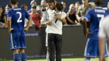 Momento en el que el aficionado abraza a Ronaldo.