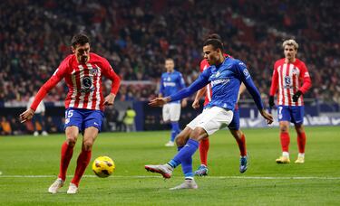 Mason Greenwood dispara a puerta ante la oposición de Stefan Savic.