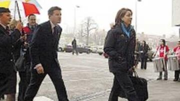 <b>BAJO LA LLUVIA. </b>Nawal El Moutawakel precede a Sebastian Coe.