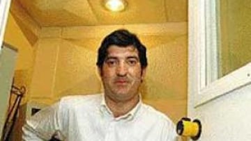 <b>DIRECTO.</B> El periodista lanza sus bromas a los protagonistas de la jornada desde esta cabina de radio.