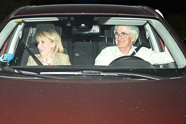 "Poniéndose la conductora muy nerviosa, se sube al vehículo y arranca y golpea la moto", así cuenta el parte oficial la fuga de Esperanza Aguirre de las autoridades tras detener su vehículo en un lugar prohibido para sacar dinero en un cajero, como ella mismo reconoció después. 