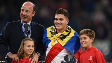MADRID, SPAIN - DECEMBER 09: Juan Quintero of River Plate poses with his Santander Fairplay Awarded following the second leg of the final match of Copa CONMEBOL Libertadores 2018 between Boca Juniors and River Plate at Estadio Santiago Bernabeu on December 9, 2018 in Madrid, Spain. Due to the violent episodes of November 24th at River Plate stadium, CONMEBOL rescheduled the game and moved it out of Americas for the first time in history. (Photo by Denis Doyle/Getty Images)