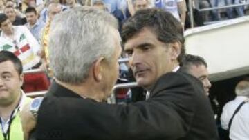 Saludo entre Mendilibar y Javier Aguirre.