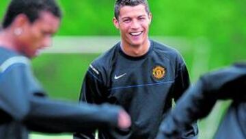 <b>UNA SONRISA. </b>Cristiano Ronaldo disfruta junto a Nani y Da Silva en un momento del entrenamiento de ayer del Manchester en Carringthon.