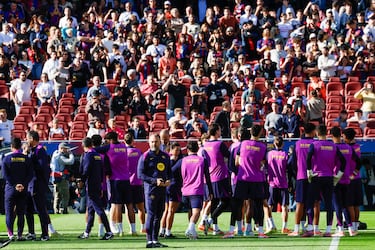 El técnico del Barcelona, el alemán Hansi Flick, dirige la sesión.