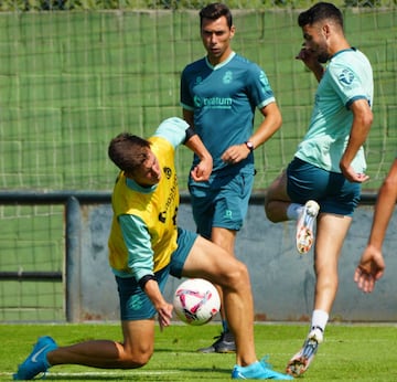 Saúl y Andrés Martín vistieron la camiseta del Tenerife durante media temporada.