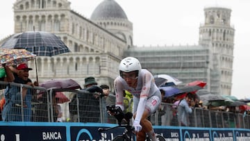 Ayuso finaliza la contrarreloj del Giro en Pisa.