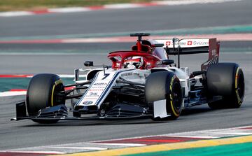 Kimi Raikkonen y Antonio Giovinazzi, los pilotos, destaparon el C38 desarrollado por Sauber con su decoración final, blanca y roja como en 2018.