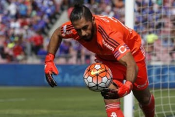 Johnny Herrera: Es el segundo arquero con más títulos en la historia del fútbol chileno (14). Símbolo de Universidad de Chile.