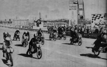 Momento de la salida de la prueba de 50cc de motociclismo en el circuito del Jarama. Ángel Nieto (1) observa a su rival, De Vries (4)