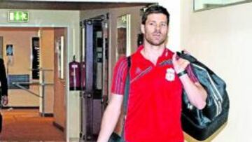 <b>LLEGÓ PUNTUAL. </b>Xabi Alonso llegó ayer al hotel del Liverpool en Viena y trató con Benítez su salida.