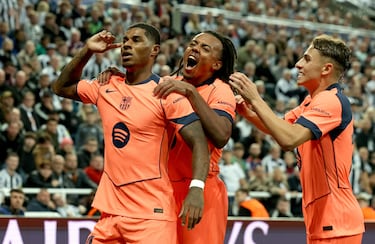 0-2. Rashford celebra el segundo tanto con Jules Koundé y Fermín López.