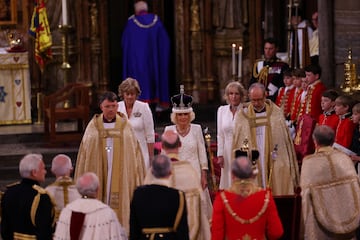 La reina Camila coronada como reina consorte del Reino Unido, posa en su cabeza la corona de la reina María.