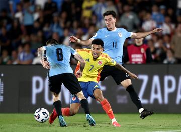 La Selección Colombia cayó en su visita frente a Uruguay, por la jornada 11 de las Eliminatorias al Mundial de 2026. Juan Fernando Quintero y Carlos Gómez anotaron para la Tricolor, mientras que para los Charrúas marcaron Davinson Sánchez en propia puerta, Rodrigo Aguirre y Manuel Ugarte.