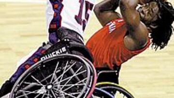 <b>ESFUERZO. </b>Espectacular choque en el EE UU-Gran Bretaña de basket.