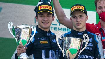 Guanyu Zhou y Oscar Piastri en el podio de Monza 2021 en la Fórmula 2