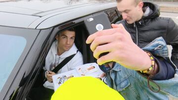 El detalle de Cristiano con los fans que esperaban bajo la lluvia
