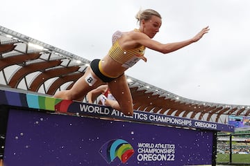 Lea Meyer, del equipo de Alemania, cae en el obstáculo de agua durante las eliminatorias de la carrera de obstáculos de 3000 metros femeninos en el segundo día del Campeonato Mundial de Atletismo Oregon 2022. 