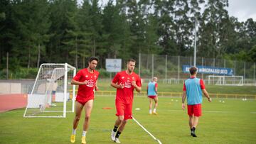 Pumar junto a Se?¨¦ en un entrenamiento del Racing de Ferrol.